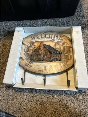 Wooden Welcome To Our Cabin Sign With Clothing Hat Hooks Brand New